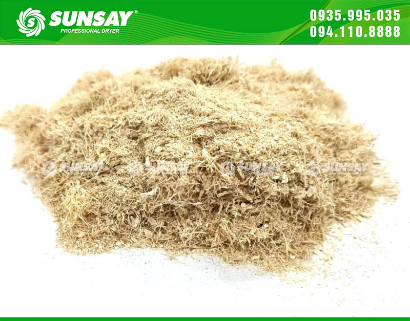Vỏ sầu riêng được nghiền nhỏ bằng máy nghiền 2 trục 