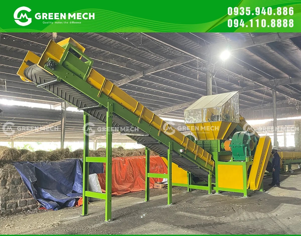 Hình ảnh máy nghiền 2 trục GREEN MECH trong quá trình lắp đặt, sẵn sàng đưa vào vận hành tại trang trại bò sữa quy mô lớn